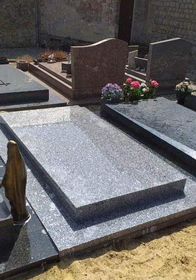 Monument en granit Caen