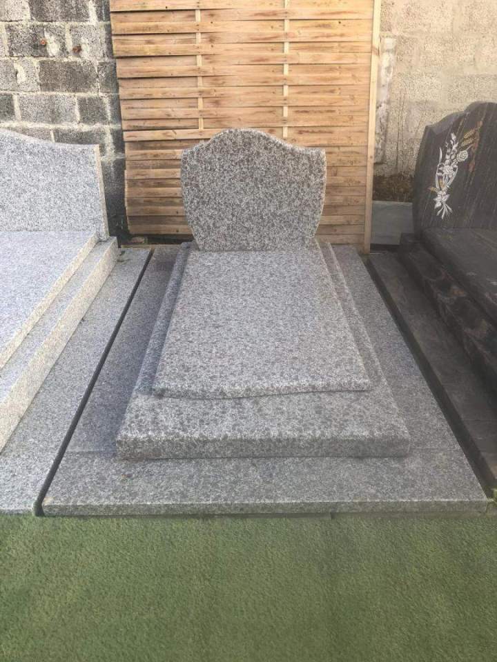 Vente monument XIBA en granit Purple 5 pièces avec semelle Caen