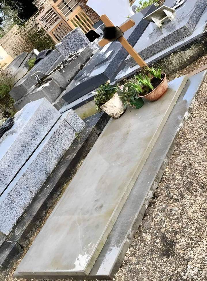 Monument funéraire avant entretien Caen